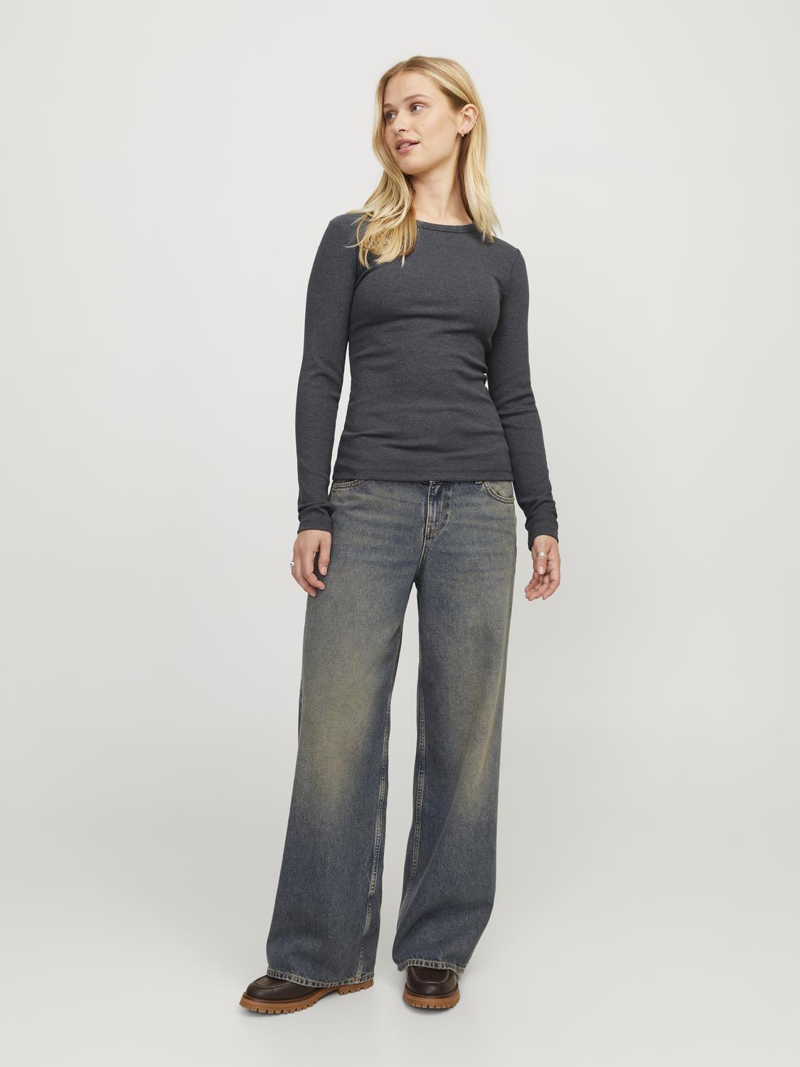model_shot-front_full